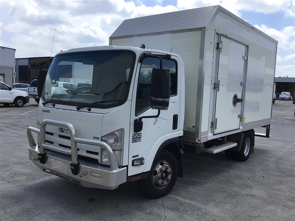 2015 Isuzu NPR 4 x 2 Pantech TrucK