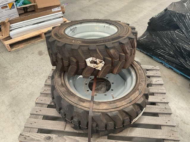 <p>1 x 285/70-16.5 Tyre On 9 Stud Rim, 1 x 385-546 Tyre On 9 Stud Rim</p>