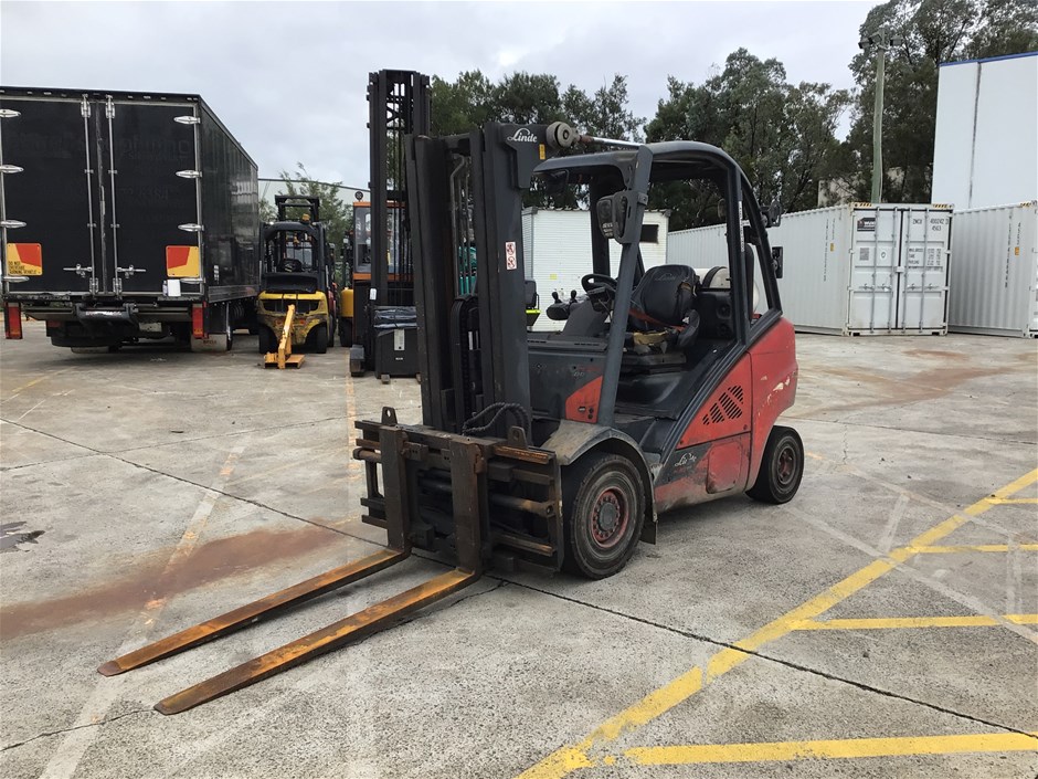 <p>Linde H30 Counterbalance Forklift</p>