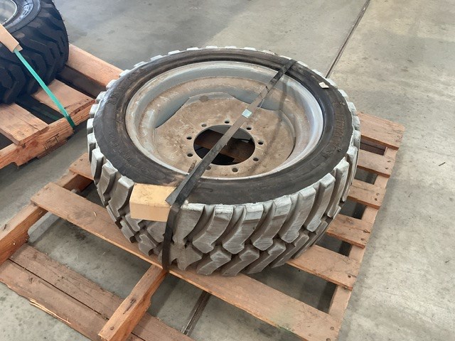 <p>305-546 Tyre On 9 Stud Rim</p>