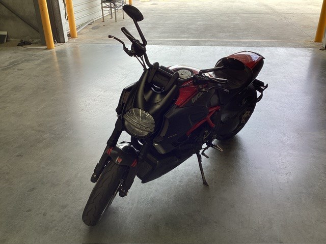 2013 Ducati DIAVEL CARBON Supersport Motorcycle