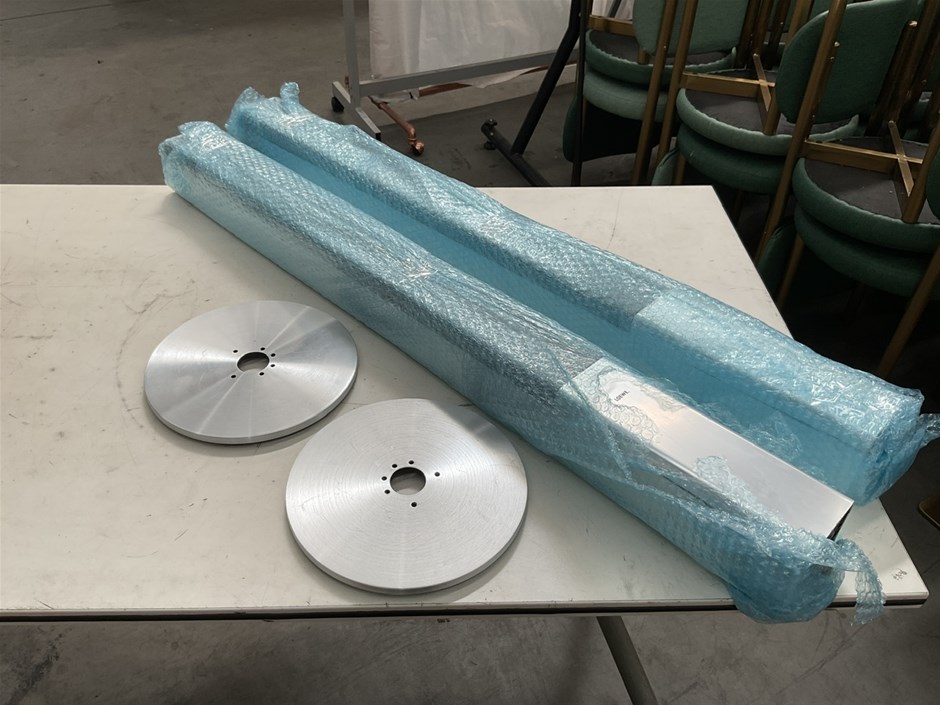 LOEWE Speakers and Stands X 4