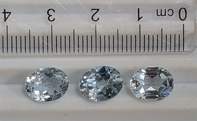8.5 carat BLUE TOPAZ Gemstones