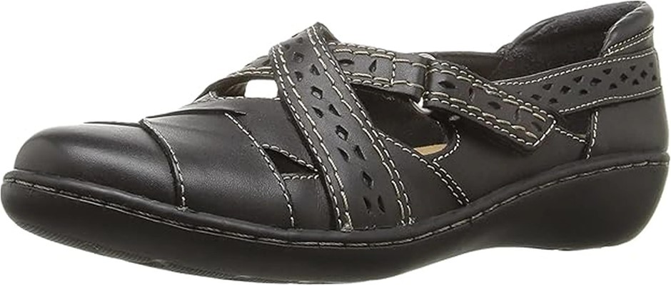 CLARKS Women's Ashland Spin Q Slip-On Loafer, Size US 7.5 Narrow, Black (26
