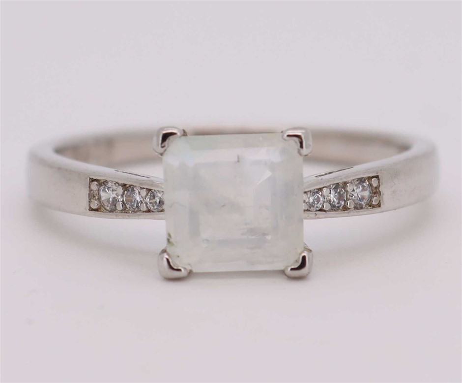 1.03 Carats Natural Moonstone Ring - 925 Silver