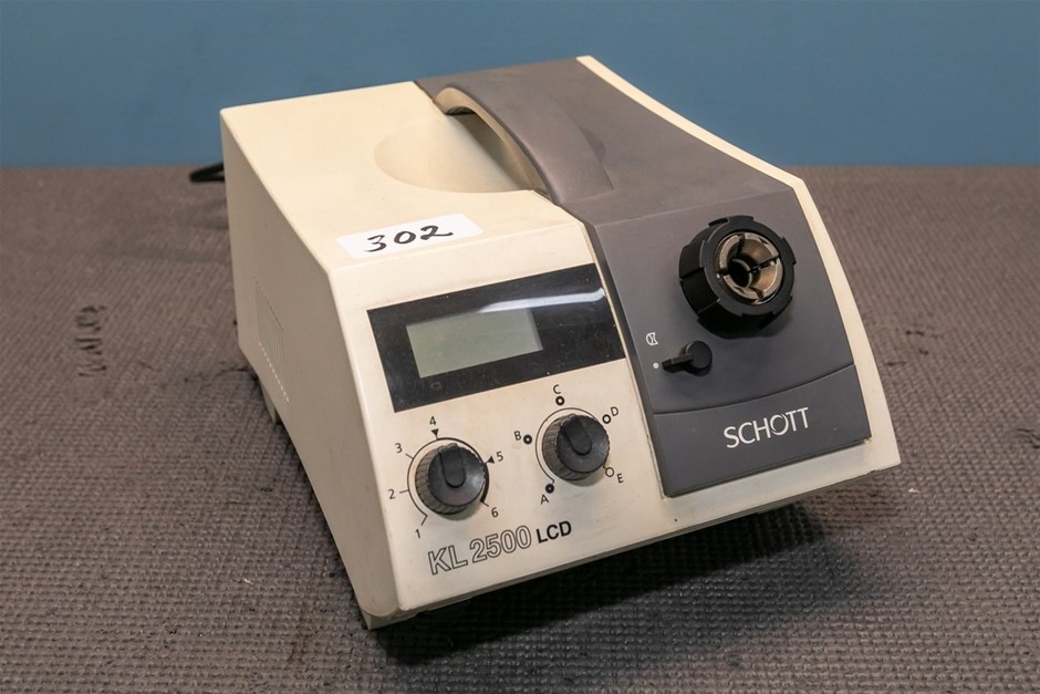 Fibre optic illuminator