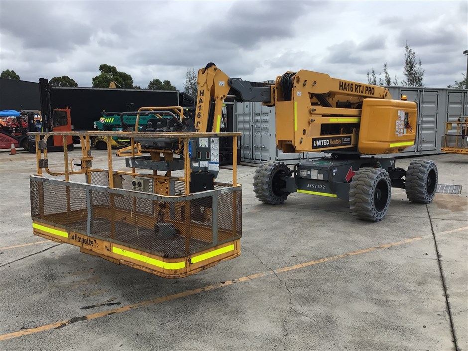 <p>2015 Haulotte HA16 RTJ Pro Boom Lift</p>