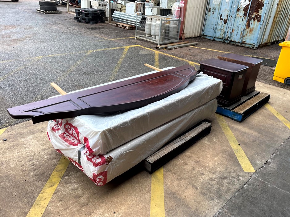 <p>Bedside Drawers and Bedhead</p>