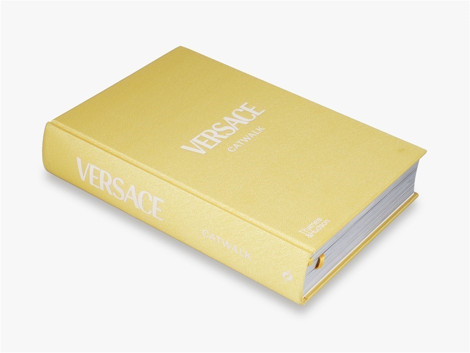VERSACE Catwalk: The Complete Collections By THAMES&HUDSON, Hard Cover Book