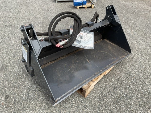 <p>Mini Loader Combination Bucket Attachment(Unused) </p>