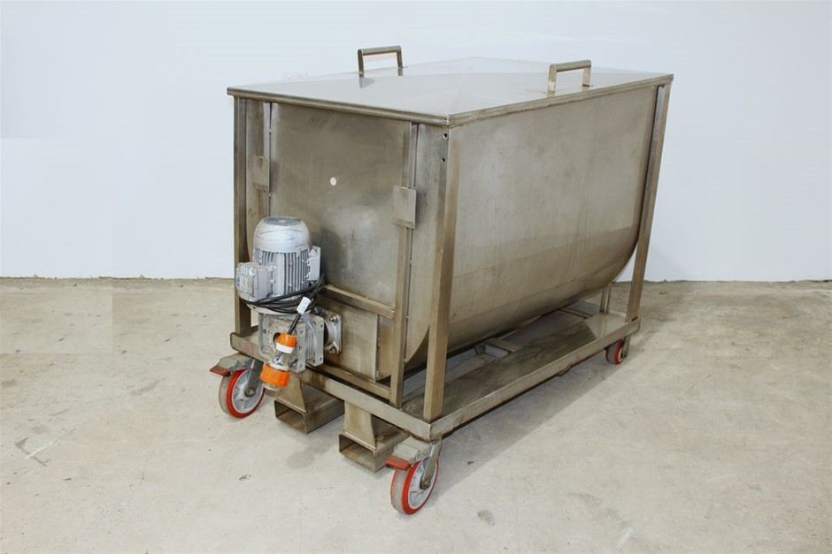 Stainless Steel Mobile Feed Hopper with Internal Ribbon – 800L