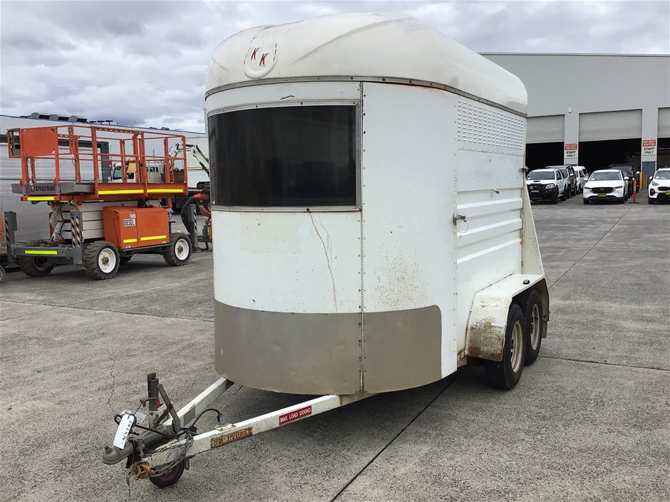 <p>2006 Kara Kar Trailers XL Straight Tandem Horse Trailer</p>