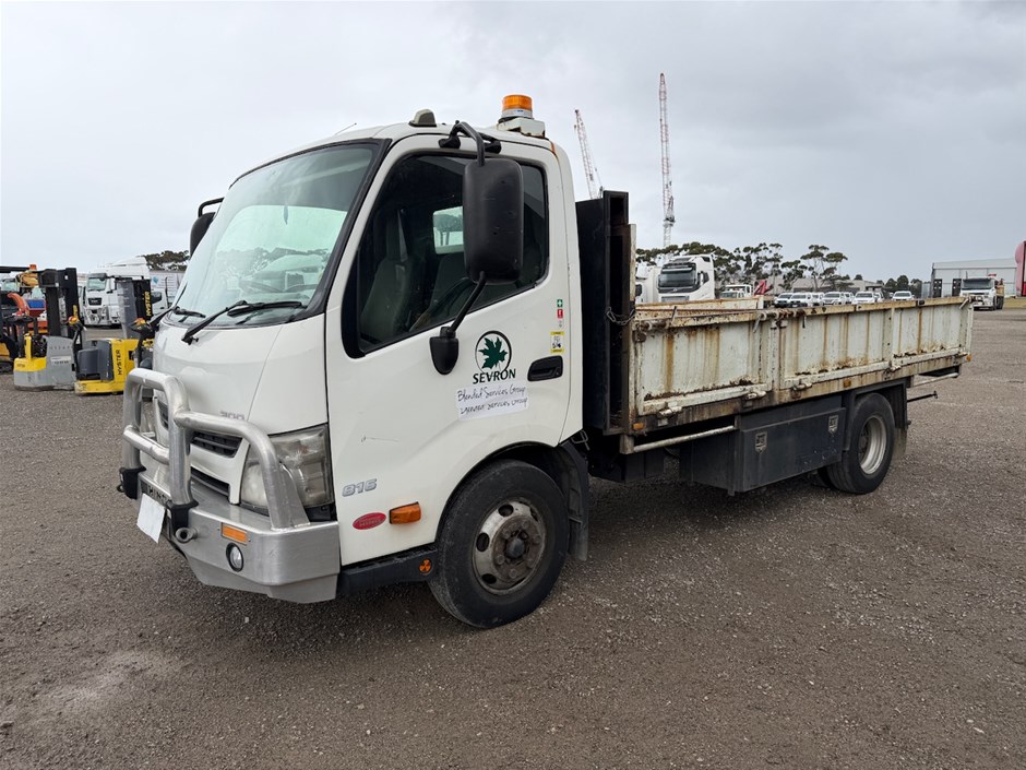 <p>2013 Hino 300 4 x 2 Tray Body Truck</p>