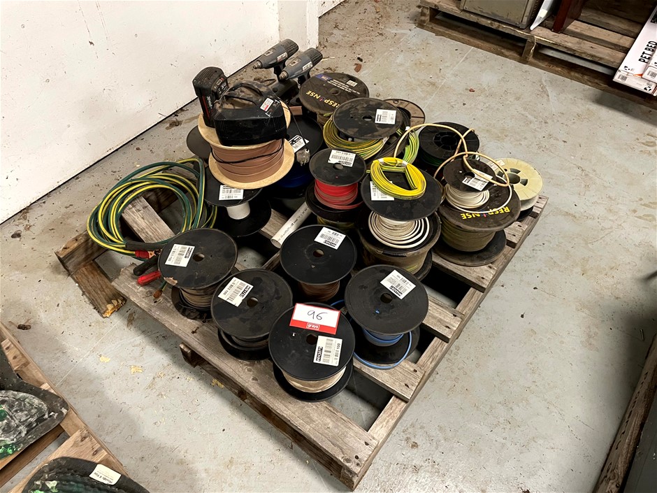 <p>Assorted Electrical Cable / Heat Shrink and Heat Guns</p>