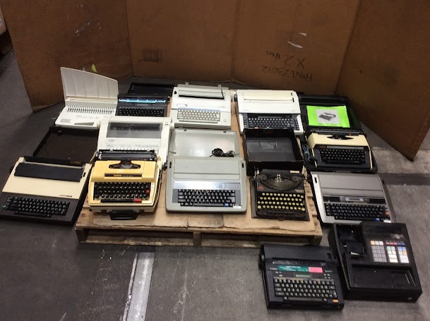 Brother CE-30&Panasonic R305&Canon ES 25 Brand &\ Electronic Typewriters