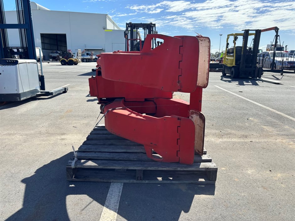 <p>Auramo RA-250N Forklift Roll Clamp Attachment</p>