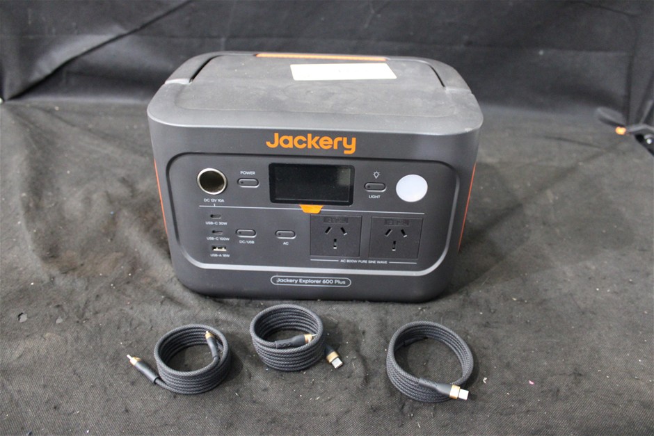 Jackery Explorer 600 Plus Power Bank and USB-C Cables