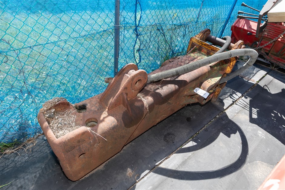 1996 Unic UR-A302 Excavator Hydraulic Hammer Attachment