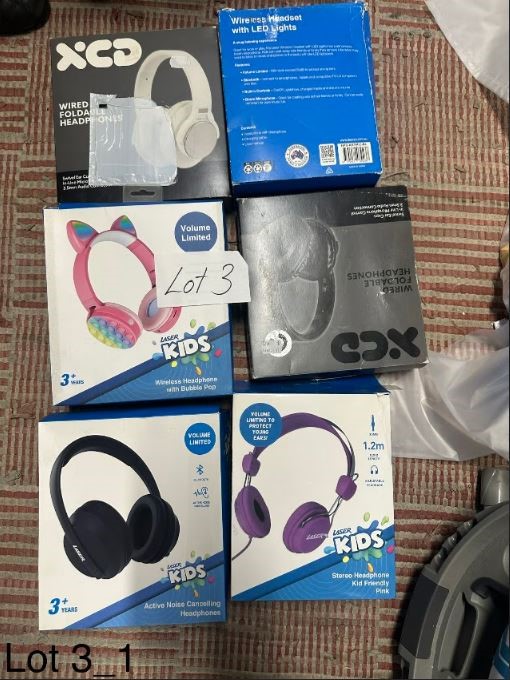 END OF LEASE AUCTION: mixed lot of headphones