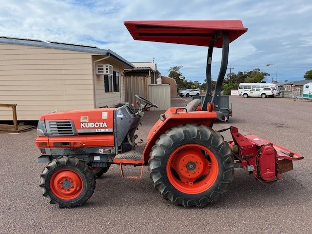<p>Kubota L2900 Tractor</p>