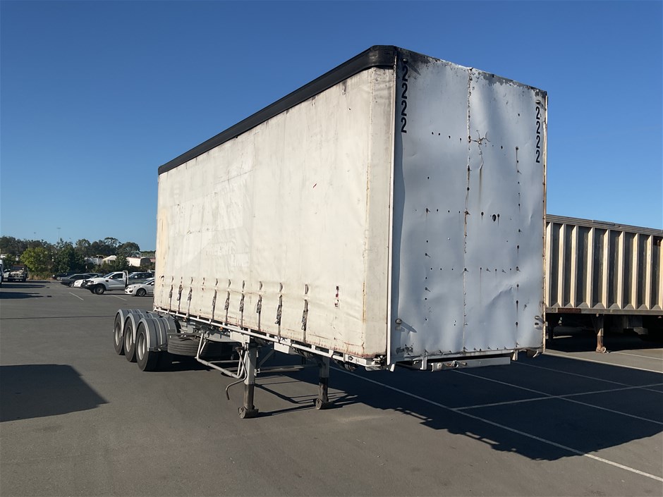 <p>2003 Maxitrans ST3 Triaxle Curtainsider Lead Trailer</p>