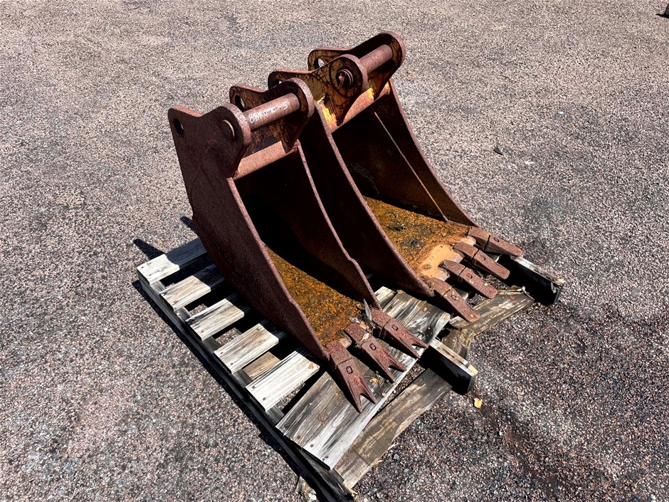 <p>Excavator Buckets </p>