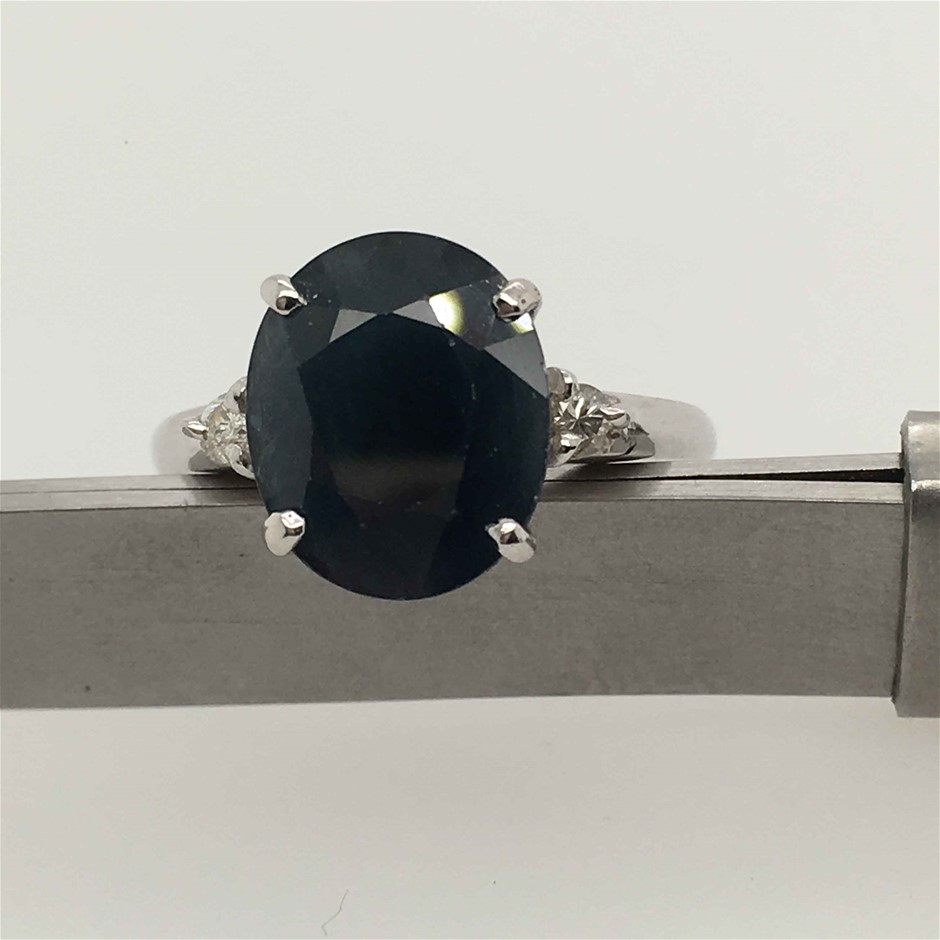 One ladies - 9ct White gold dress ring