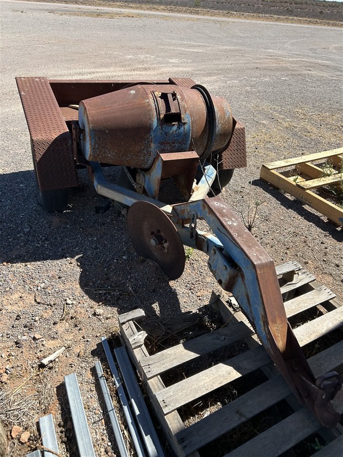 <B>Rotating Drum Mixer Trailer</B>