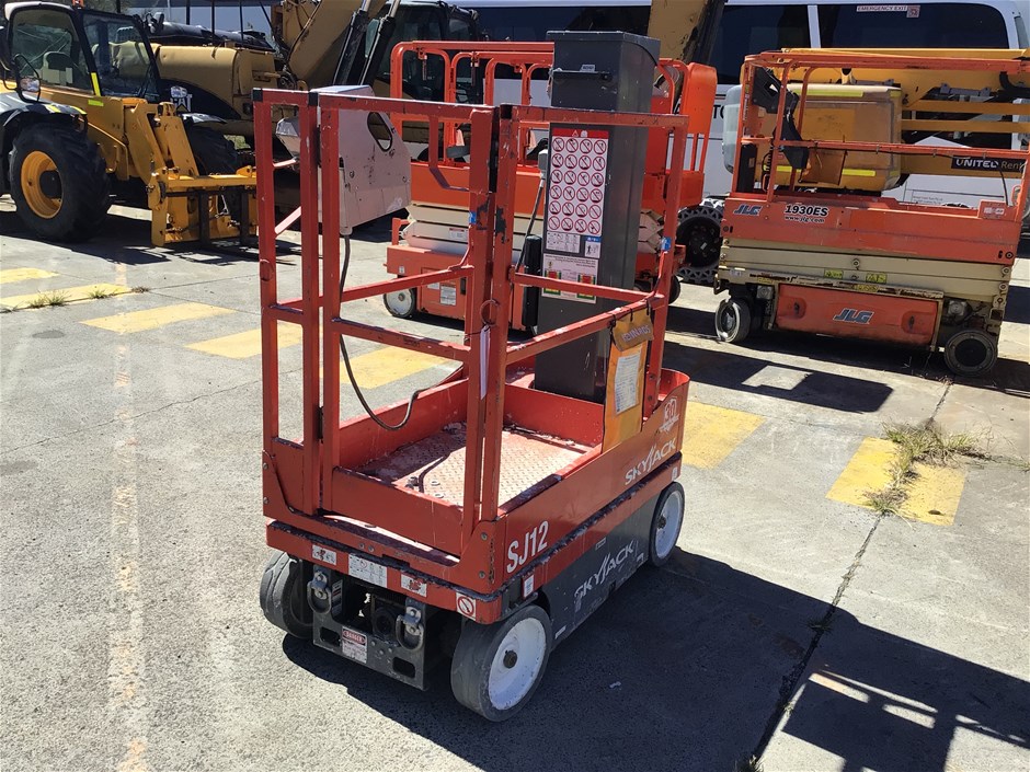 <p>2015 Skyjack SJ12 Vertical Man Lift</p>