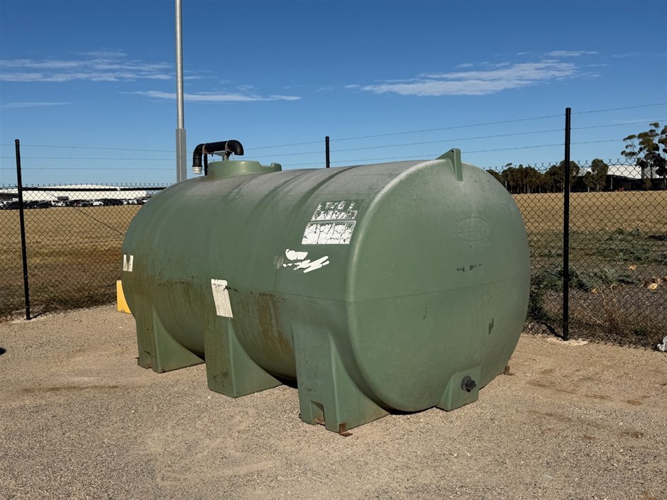 <p>1 x 10000LT Plastic Water Tank</p>