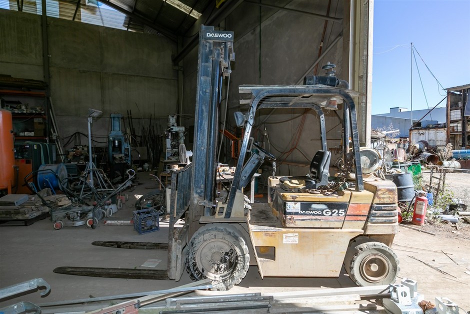 DAEWOO G25-2 4-Wheel Counter Balance Forklift
