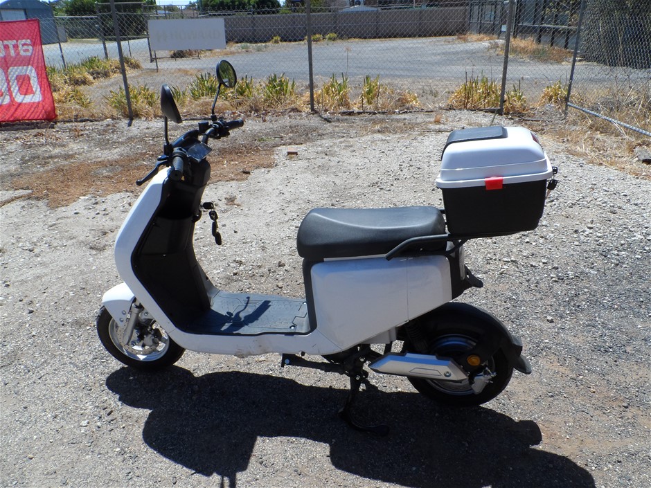 White E-Scooter