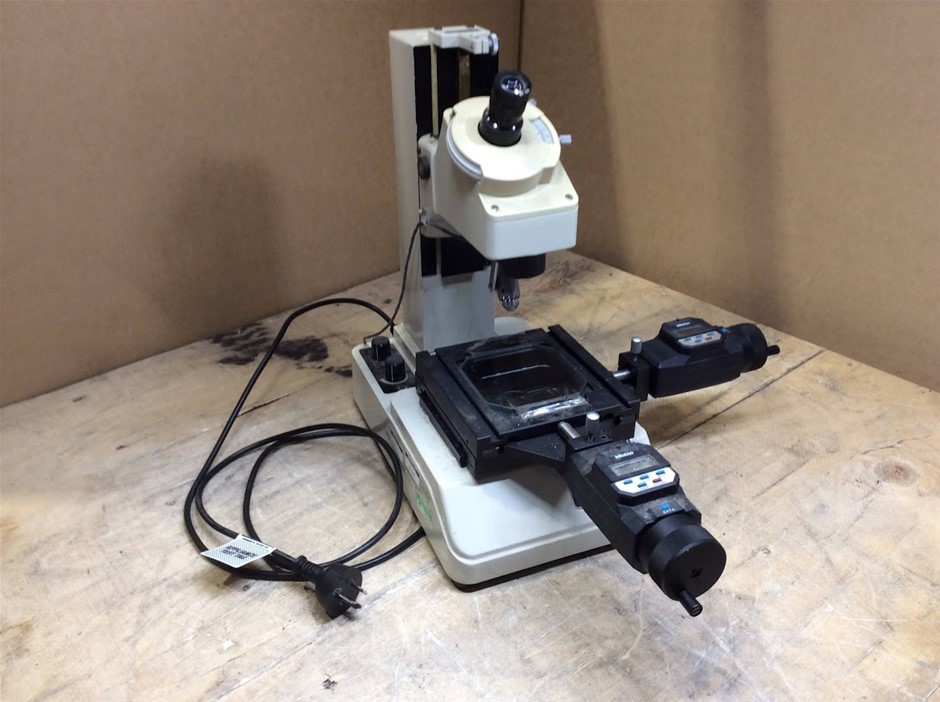 Mitutoyo 176-811E Toolmaker Microscope