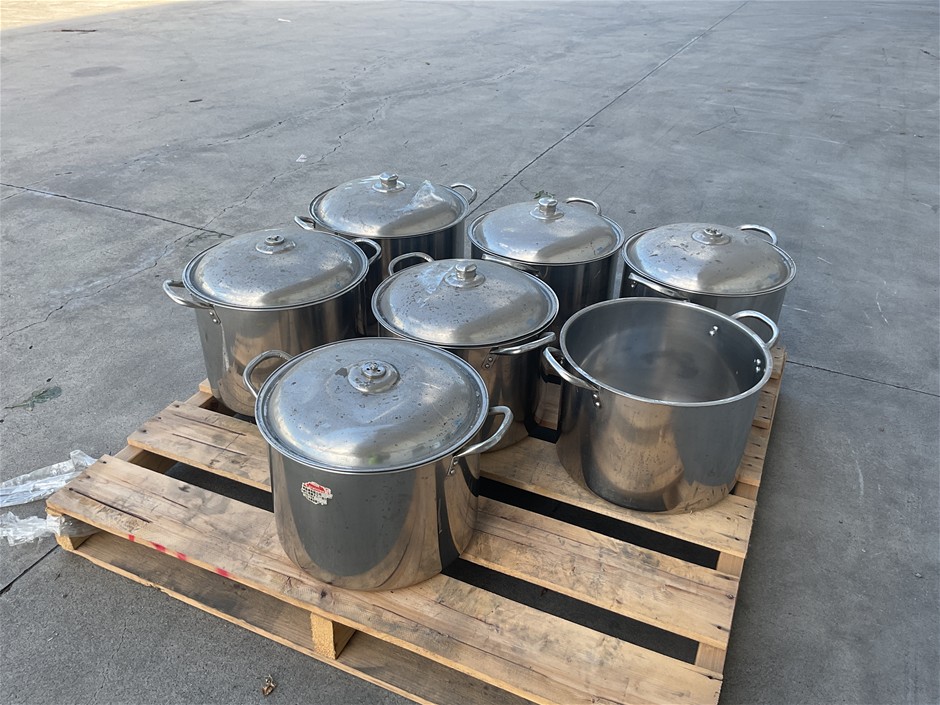 Quantity of stainless steel pots x7