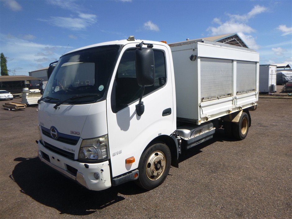 2015 Hino 300 SER 2  4 x 2 Cab Chassis Truck