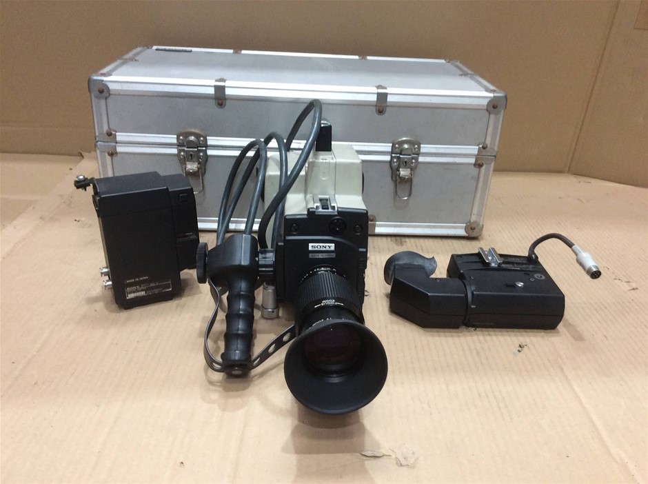 Sony DXC-1610P Trinicon Colour Video Camera Kit with Battery Adapter DC-5