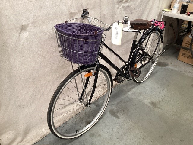 <p>Ladies Vintage Cruiser Bike</p>