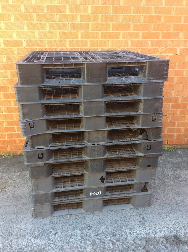 Mix Brand and Model Plastic Pallets (Lot of 10)