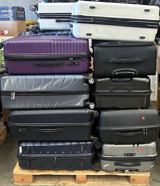17 x Assorted Luggage Cases, Comprising: SAMSONITE, RICARDO BEVERLY HILLS &