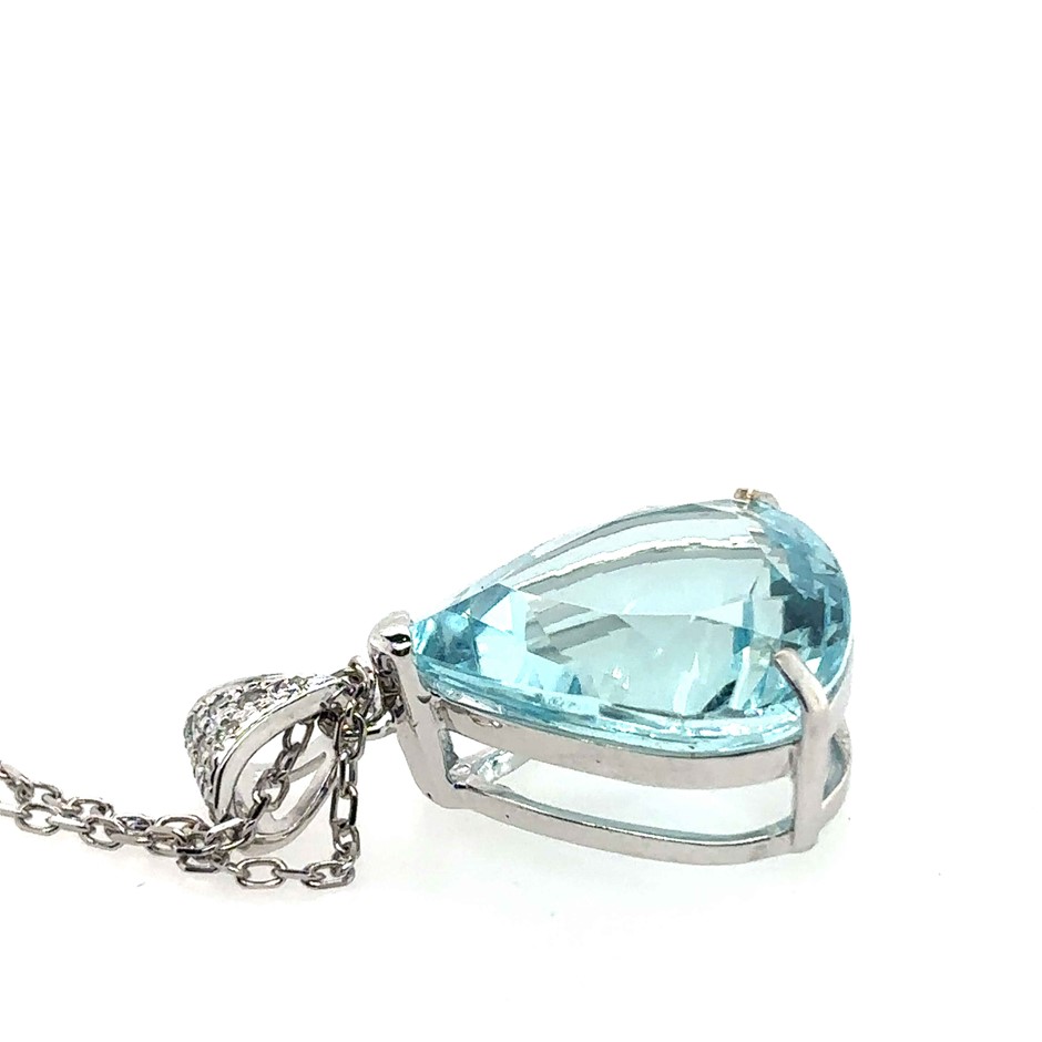 10.04ct a pear cut Aquamarine & 0.10ct 11Stones Round Dia. G/SI Pendant