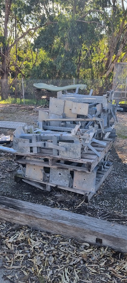 240LT WHEELIE BIN STANDS (30+)