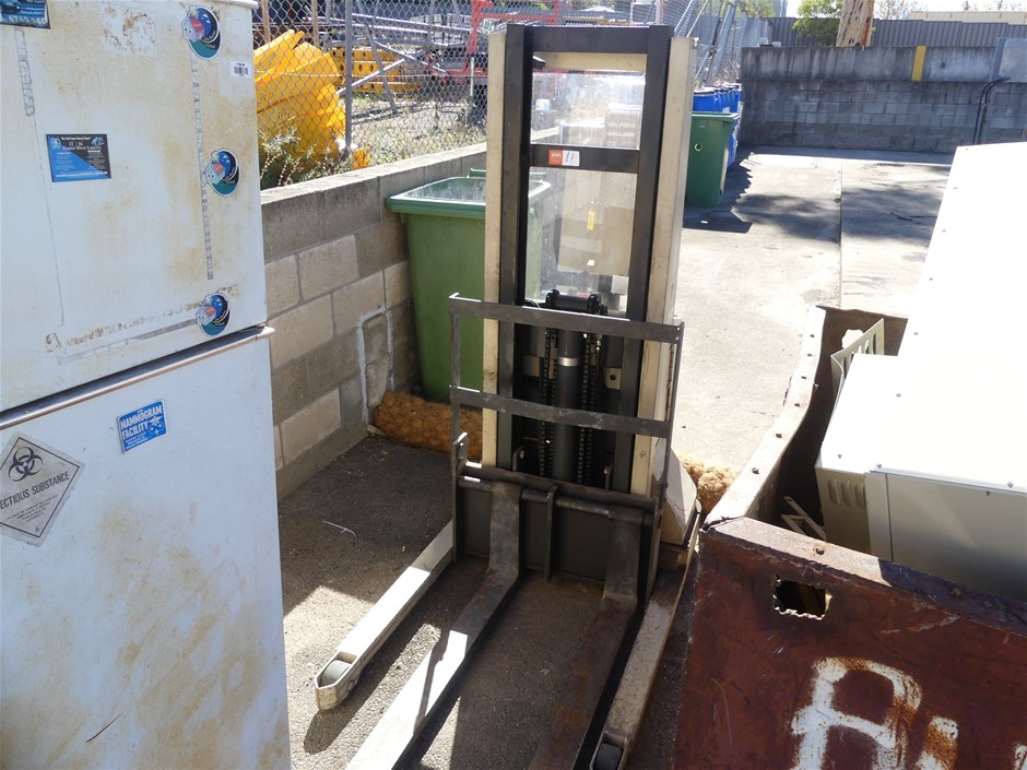 <B>Crown 20MT90 Walkie Stacker (Non Operational)</B>