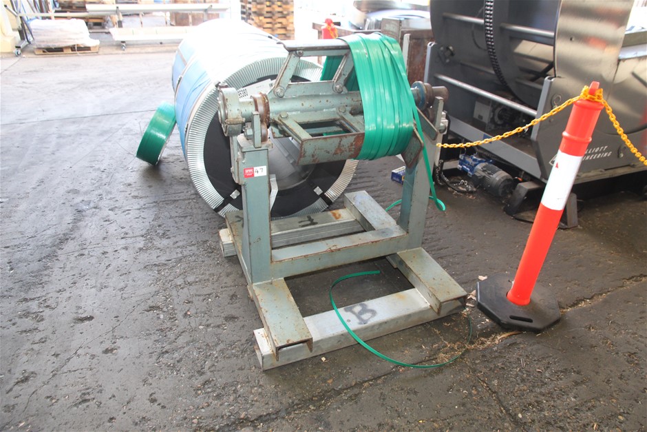 <B> Sheet Metal Roll Decoiler Machine</B>