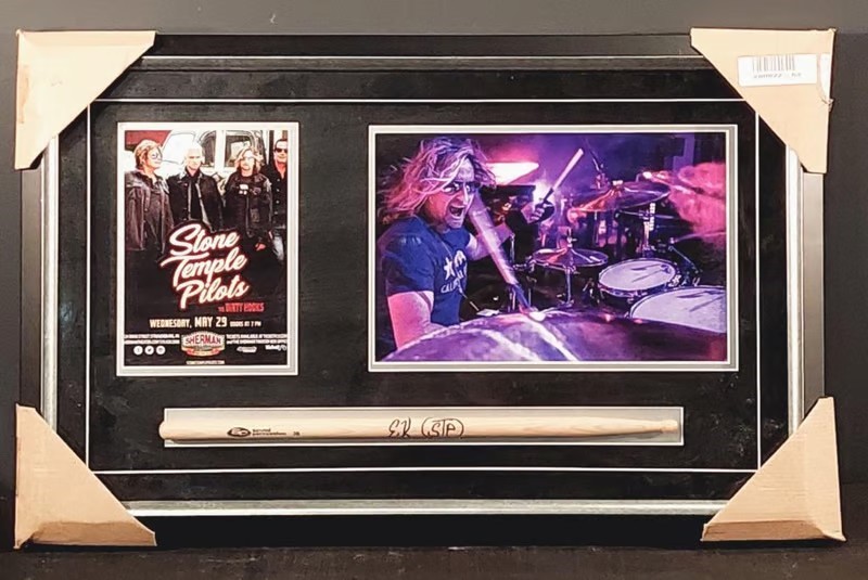 STONE TEMPLE PILOTS ERIC KRETZ HANDSIGNED DRUMSTICK IN FRAMED DISPLAY