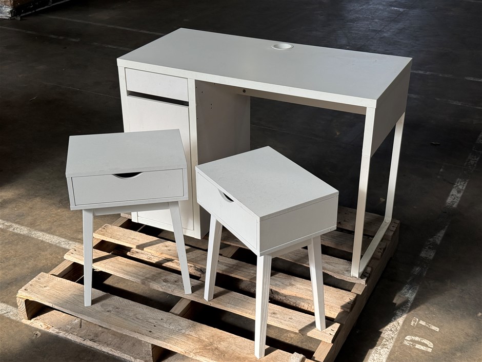 <p>Small Home Desk & Bedroom</p>