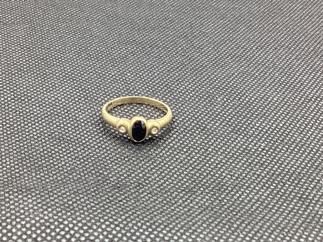 1 x Stamped 9ct Yellow Gold, 1 Blue Sapphire and 2 Diamond Ring