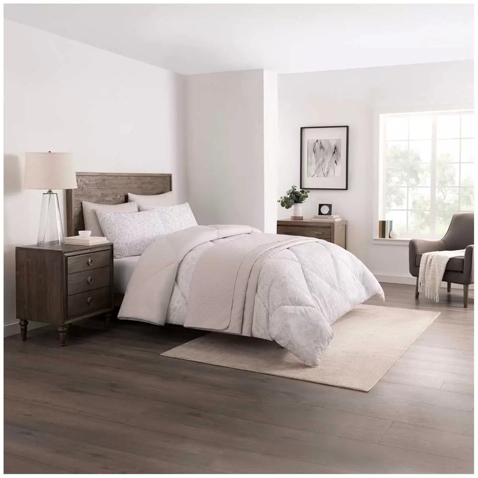 ADORN HOME 6pc Comforter Set, King, Liney. NB: Damaged packaging, comforter