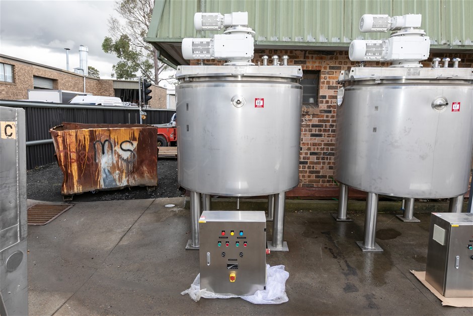 S.T.M 2000 litre Free Standing Jacketed Contra-rotating Mix Tank