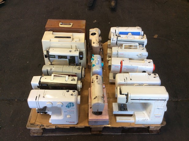 Singer&Janome Mixed Brand and Model Sewing Machine (Lot of 15)