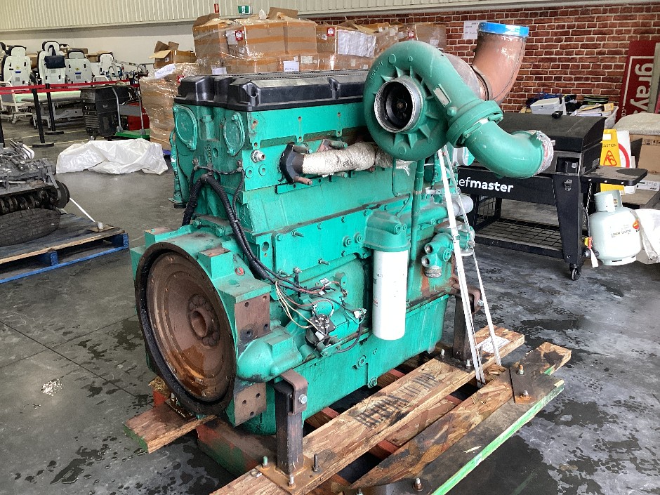 <p>Cummins 6 Cylinder Diesel Engine</p>
